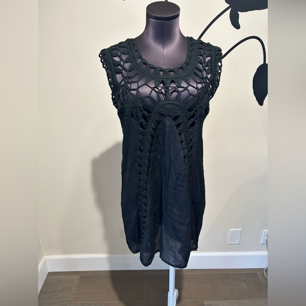 It Girl lace sleeveless blouse size L